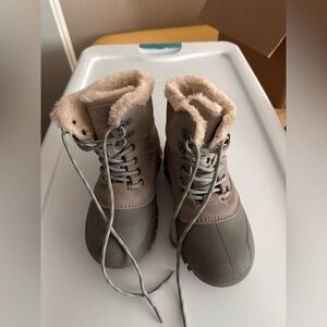 All in Motion Grey/Cream Snow Boots